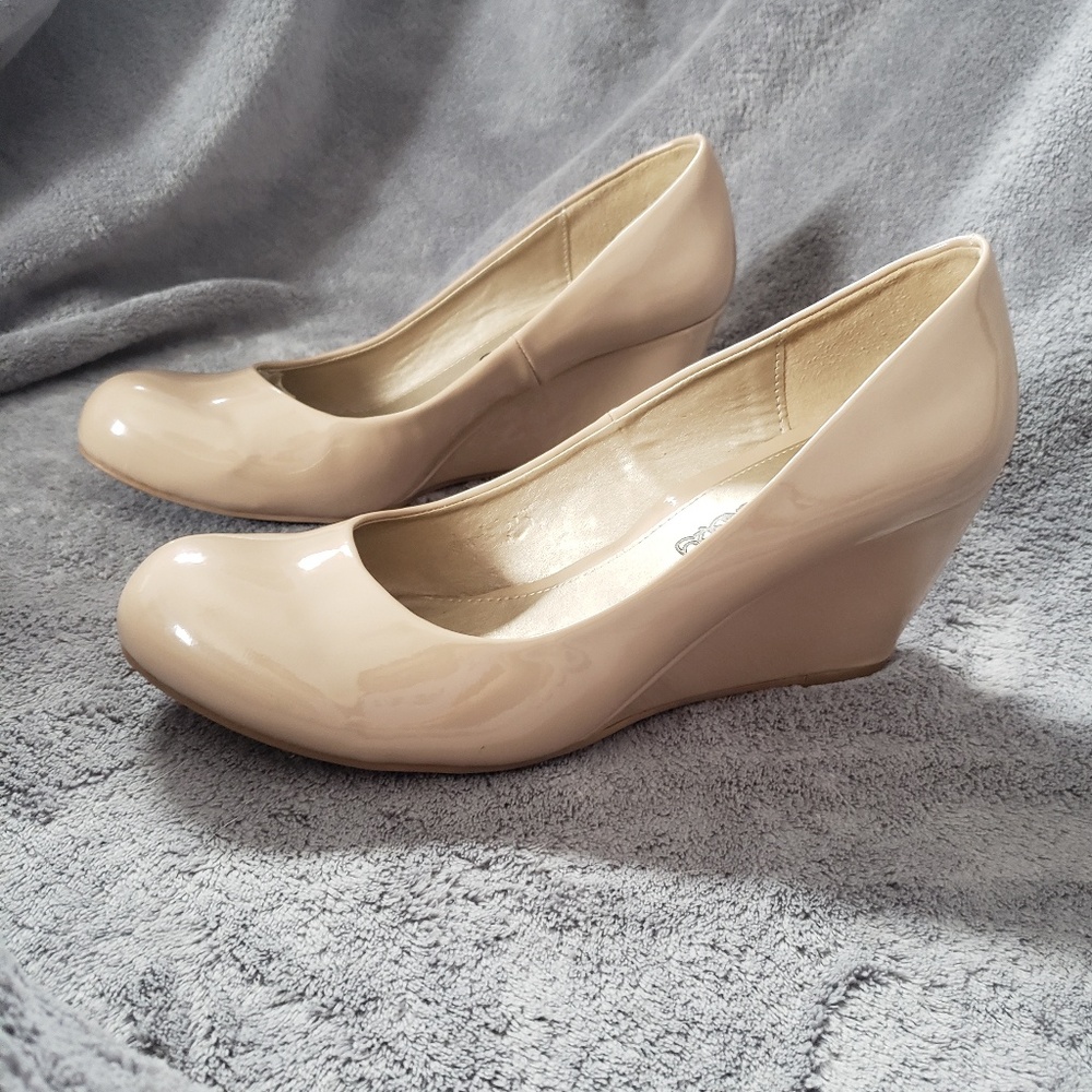 Dirty Laundry Nude Wedge shoes 9W